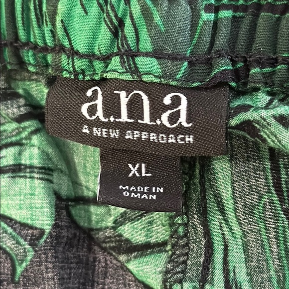 a.n.a Lightweight Pull On Floral Print Women's Shorts Size XL in Green & Black - Picture 2 of 8